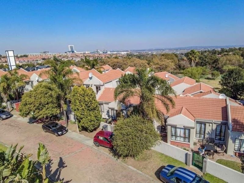 Townhouse For Sale in Vorna Valley, Midrand - Photo 2