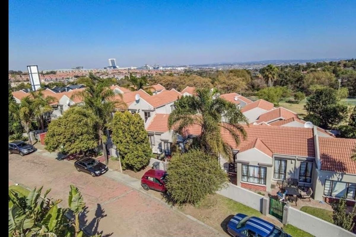 Townhouse For Sale in Vorna Valley, Midrand - Photo 2