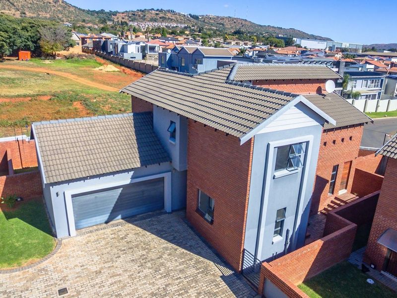 Townhouse For Sale in Willowbrook, Roodepoort - Photo 1