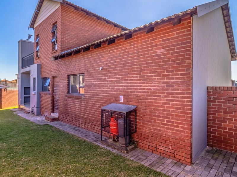 Townhouse For Sale in Willowbrook, Roodepoort - Photo 3