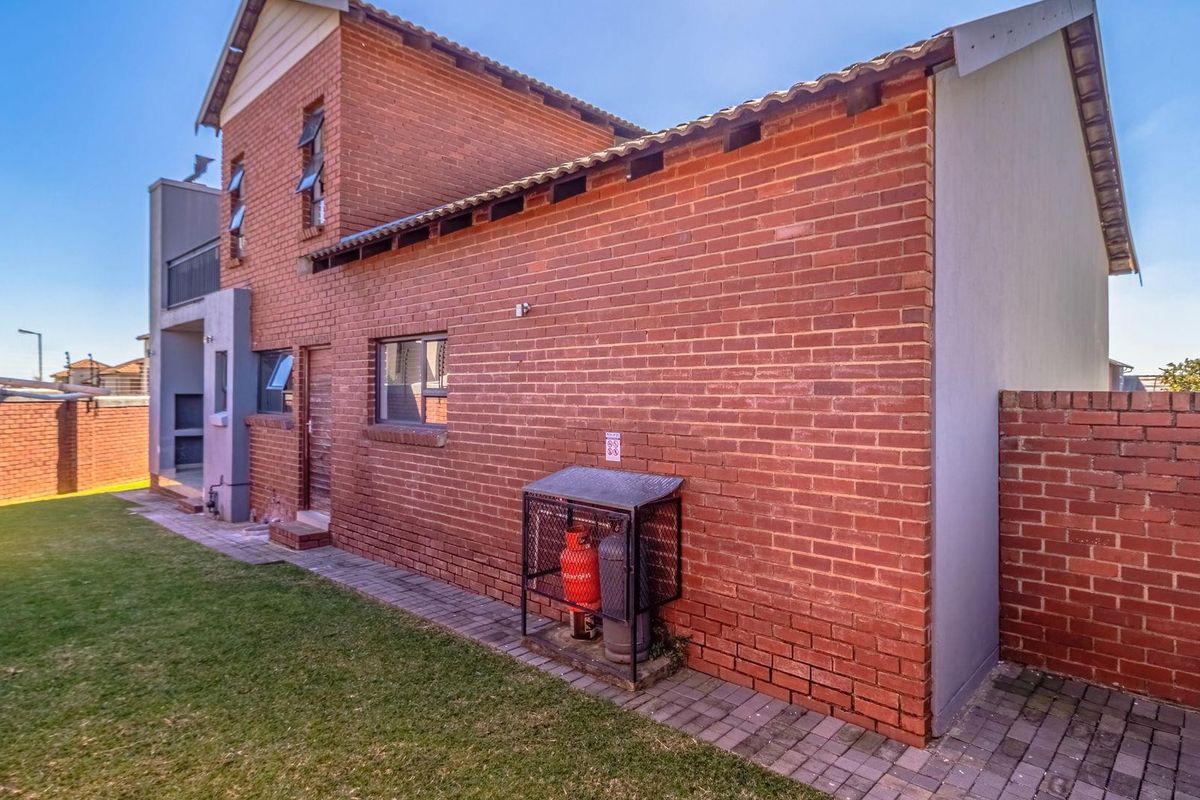 Townhouse For Sale in Willowbrook, Roodepoort - Photo 3