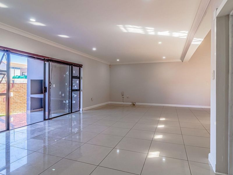 Townhouse For Sale in Willowbrook, Roodepoort - Photo 4