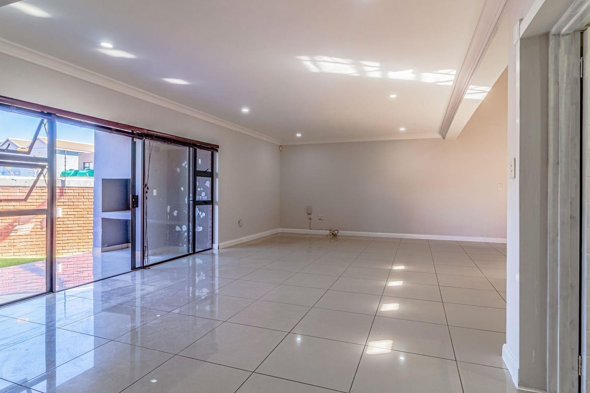 Townhouse For Sale in Willowbrook, Roodepoort - Photo 4