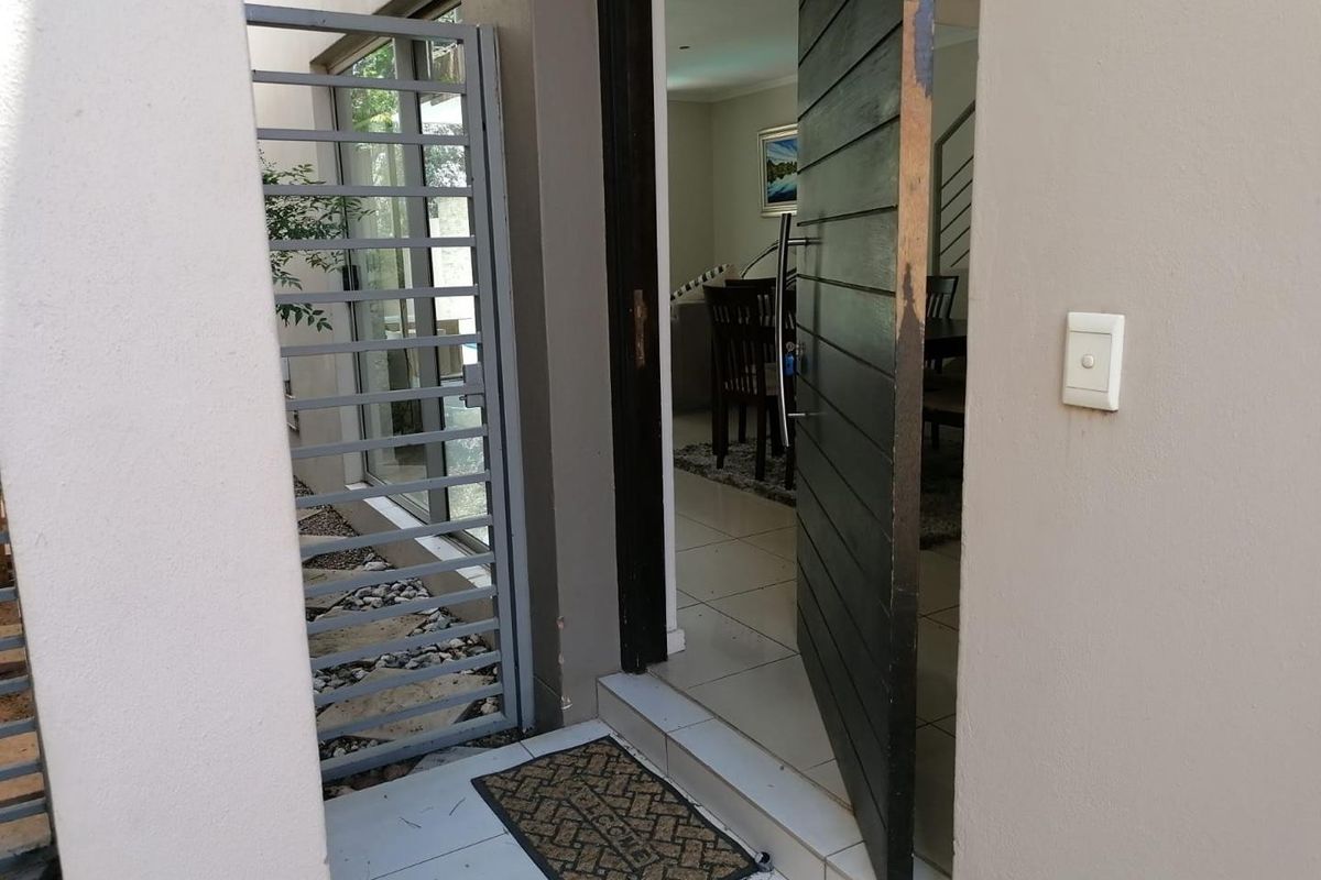 Townhouse For Sale in Parkmore, Sandton - Photo 2