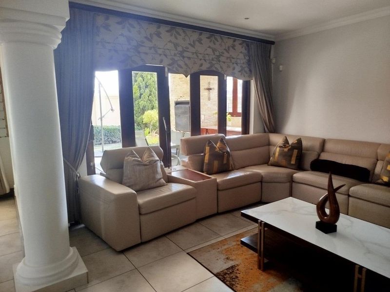 Townhouse To Rent in Sandton - Photo 1