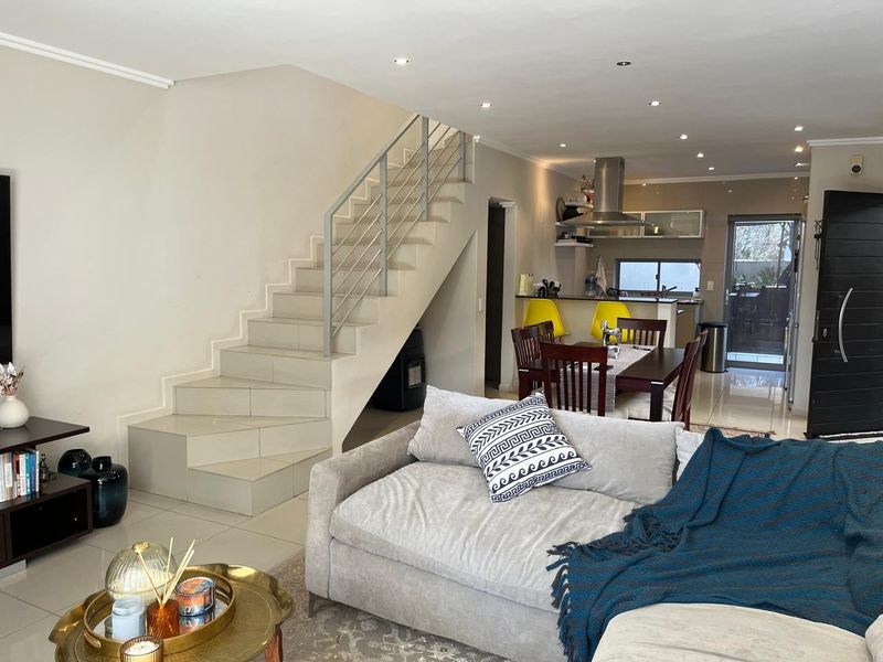 Townhouse To Rent in Parkmore, Sandton - Photo 2