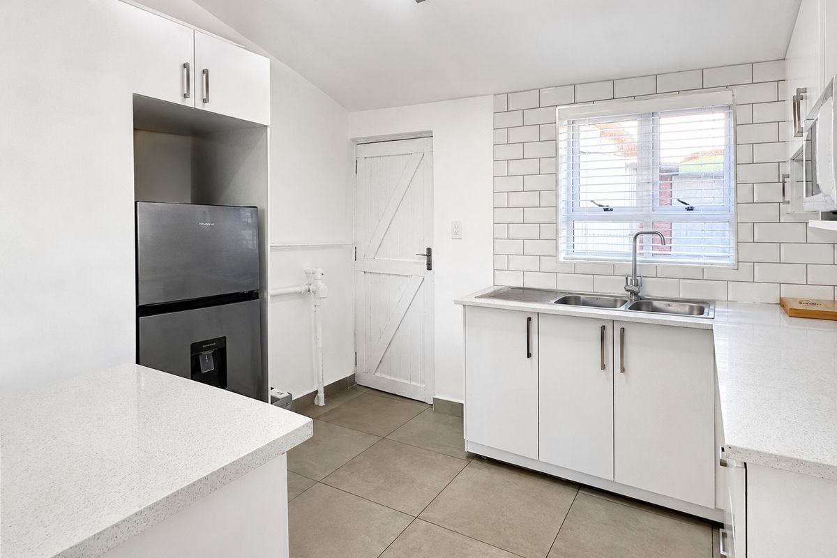 Modern 2-Bedroom Semi-Detached Home with Excellent Value Add Potential - Photo 4