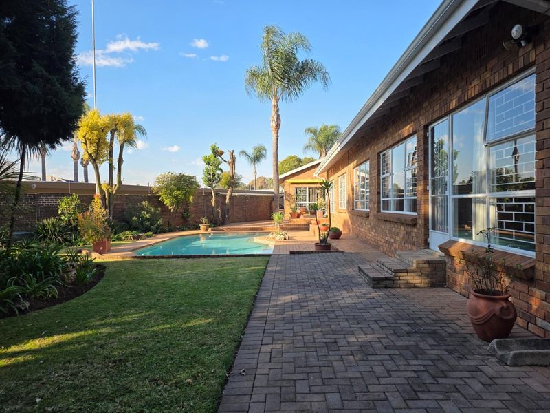 Glen Marais - 4 Bedroom / 2 bath and Study - Photo 1