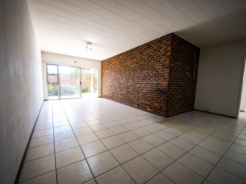 Spacious 3 Bedroom Apartment To Rent with Private Garden - Photo 1