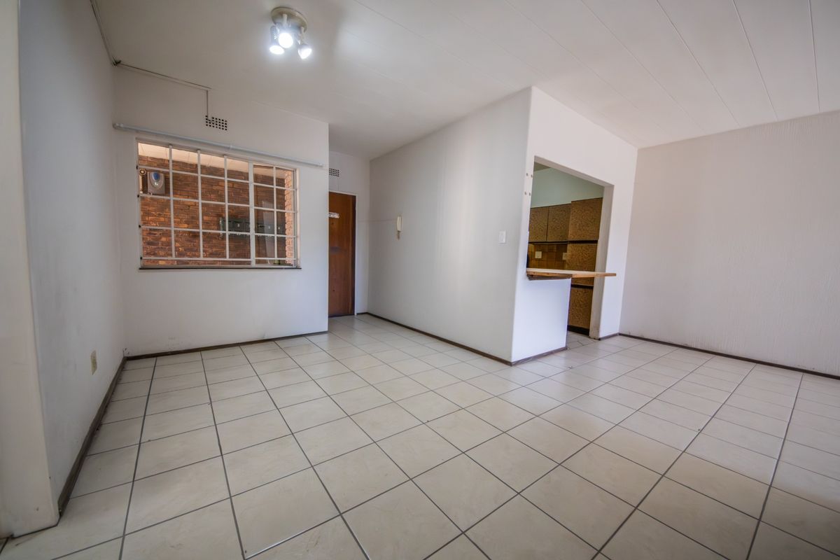 Spacious 3 Bedroom Apartment To Rent with Private Garden - Photo 2