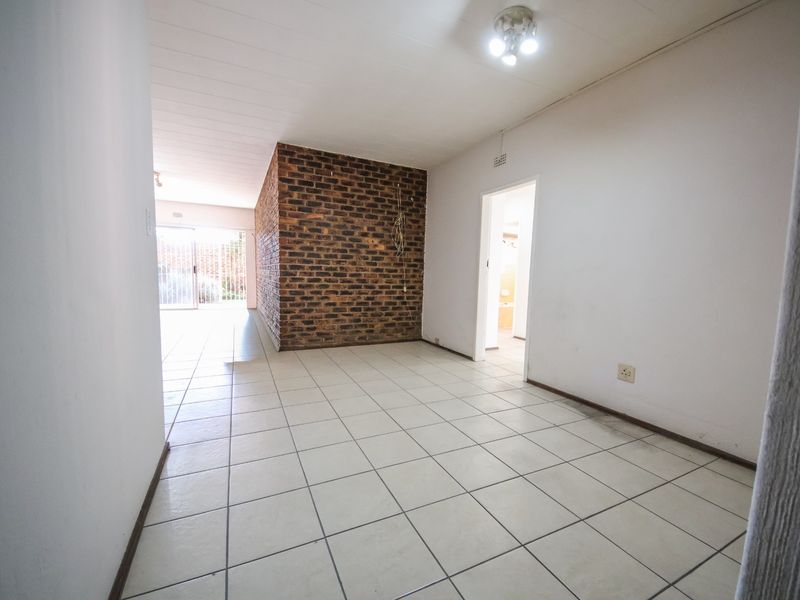 Spacious 3 Bedroom Apartment To Rent with Private Garden - Photo 3