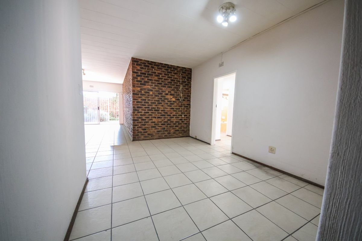 Spacious 3 Bedroom Apartment To Rent with Private Garden - Photo 3