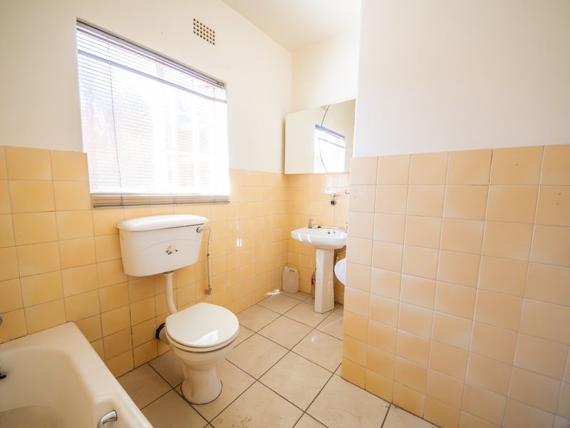 Spacious 3 Bedroom Apartment To Rent with Private Garden - Photo 9