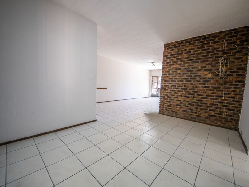 Spacious 3 Bedroom Apartment To Rent with Private Garden - Photo 4
