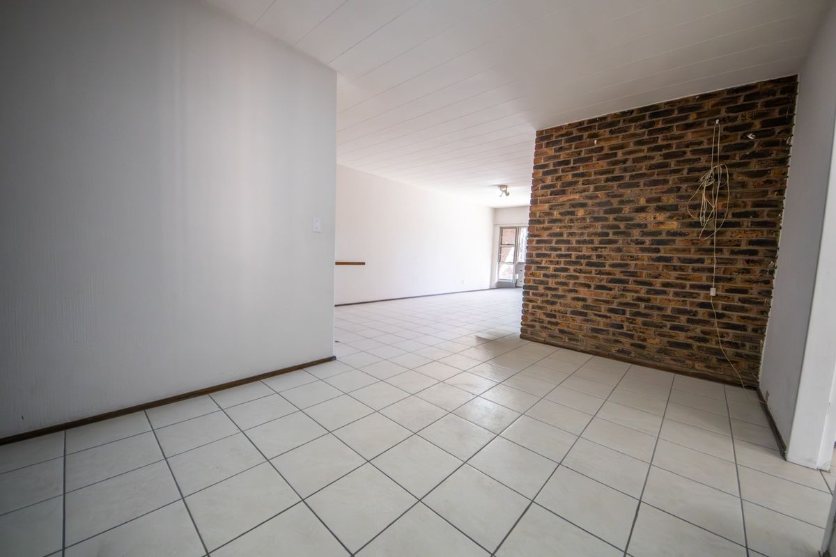 Spacious 3 Bedroom Apartment To Rent with Private Garden - Photo 4