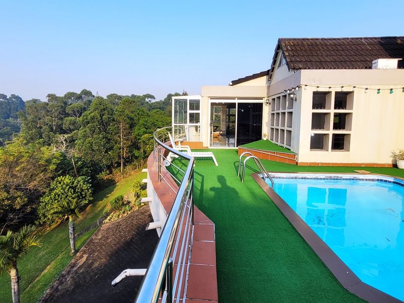 "8 Bedroom Coastal Home with 3 Flats, Borehole and Spectacular Sea Views" - Photo 1