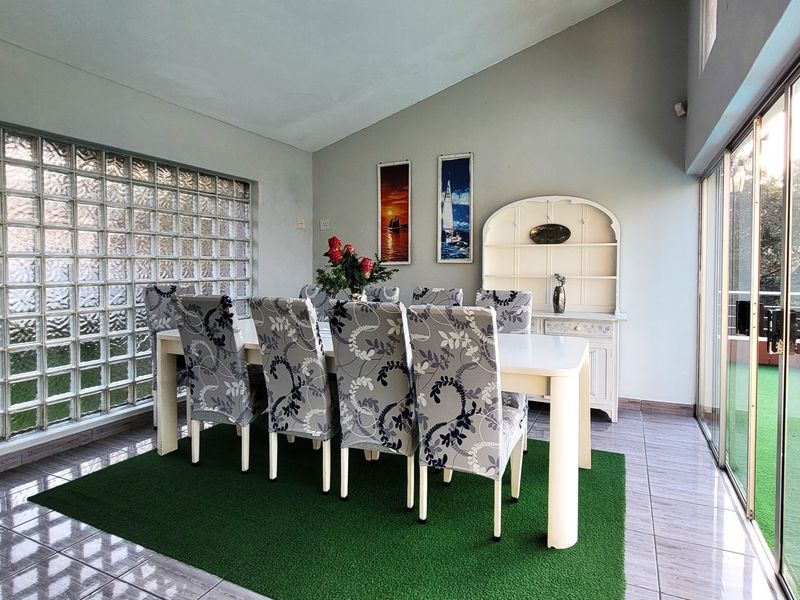 "8 Bedroom Coastal Home with 3 Flats, Borehole and Spectacular Sea Views" - Photo 4