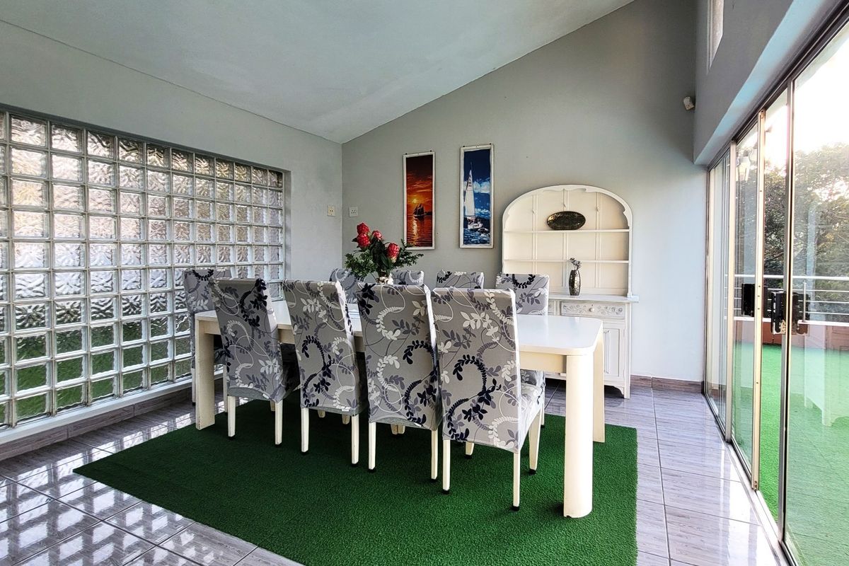 "8 Bedroom Coastal Home with 3 Flats, Borehole and Spectacular Sea Views" - Photo 4