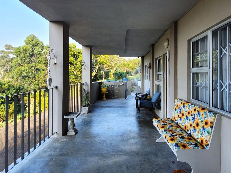 "8 Bedroom Coastal Home with 3 Flats, Borehole and Spectacular Sea Views" - Photo 2