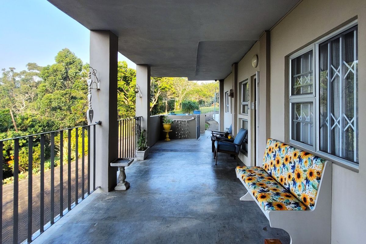 "8 Bedroom Coastal Home with 3 Flats, Borehole and Spectacular Sea Views" - Photo 2