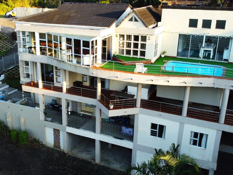 "8 Bedroom Coastal Home with 3 Flats, Borehole and Spectacular Sea Views" - Photo 2