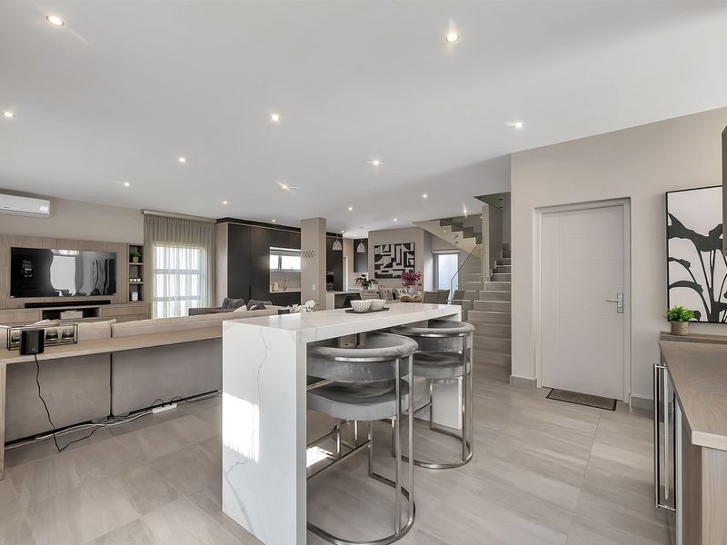 Luxury Fully Furnished 3-Bedroom 3,5 Bath Home - Photo 1