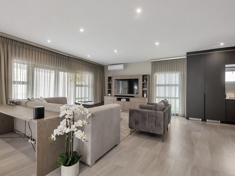 Luxury Fully Furnished 3-Bedroom 3,5 Bath Home - Photo 2