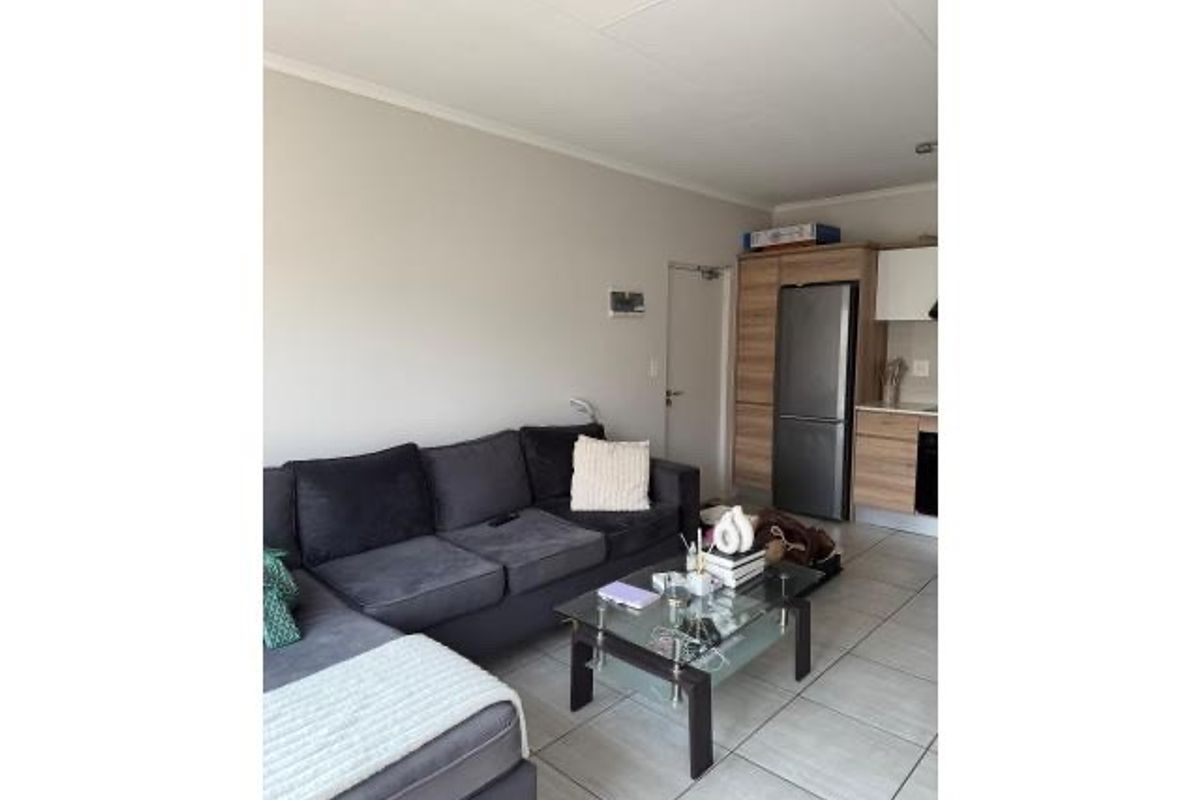 Spacious Apartment To Rent in Waterfall, Midrand - Photo 4
