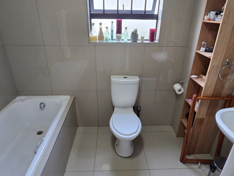 Apartment For Sale in Gordons Bay Central, Gordons Bay - Photo 2