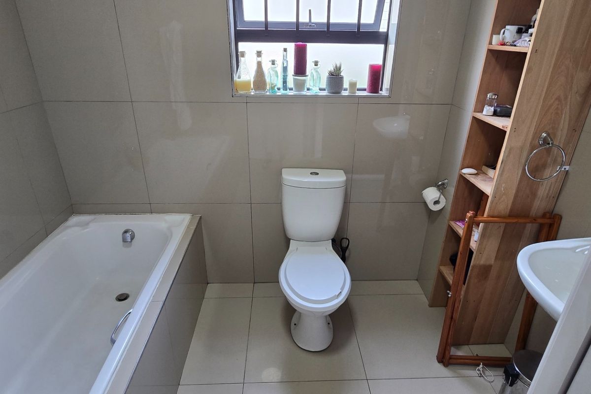 Apartment For Sale in Gordons Bay Central, Gordons Bay - Photo 2