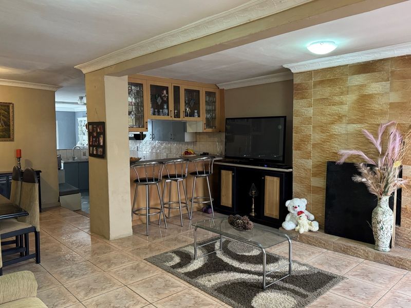 Spacious Home with Income Potential in Malibu Village! - Photo 4
