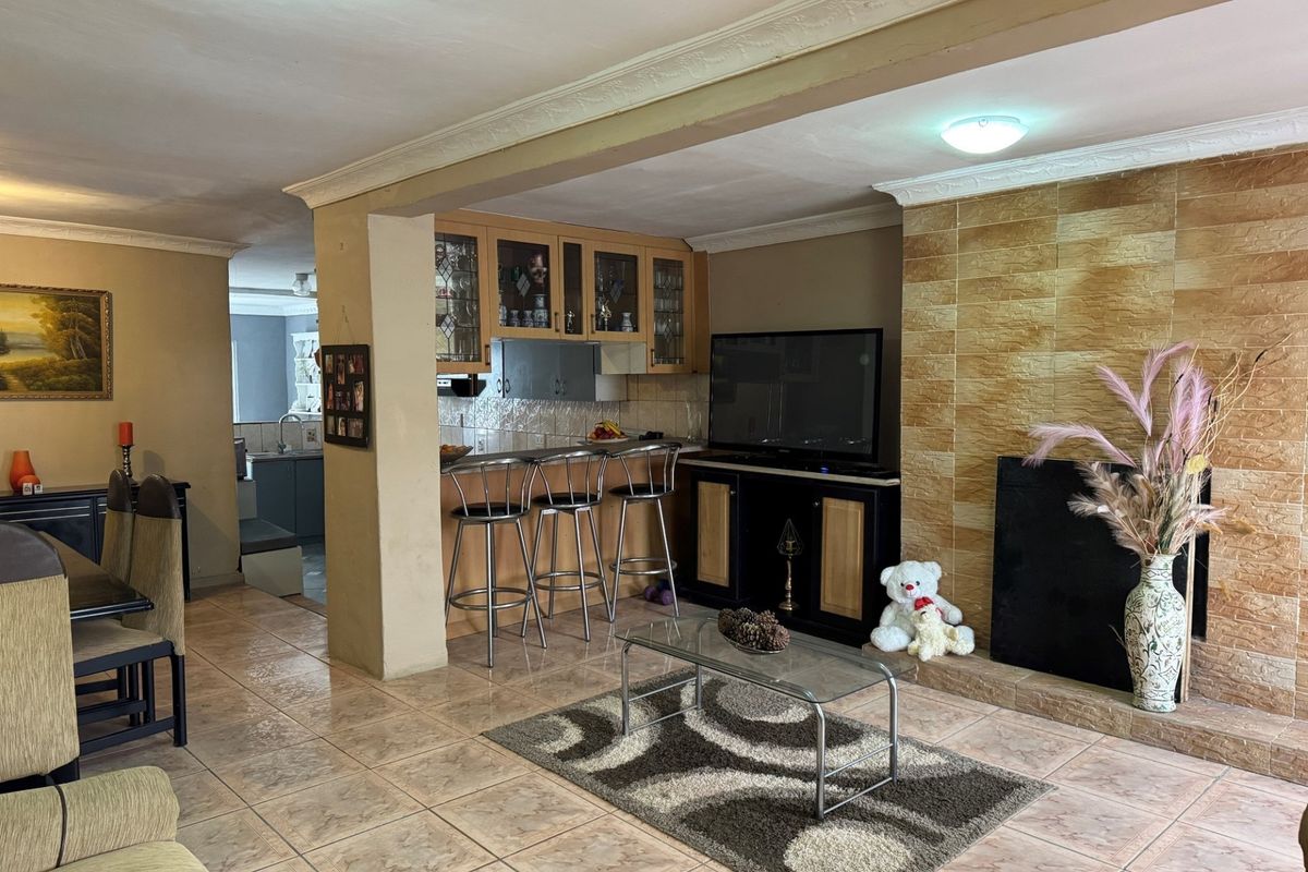 Spacious Home with Income Potential in Malibu Village! - Photo 4