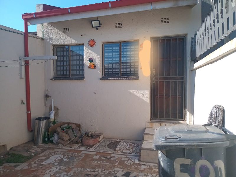 House For Sale in Meadowlands, Soweto - Photo 2