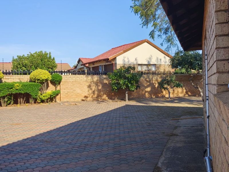 Family home To Let in  Flora Park, Polokwane - Photo 2