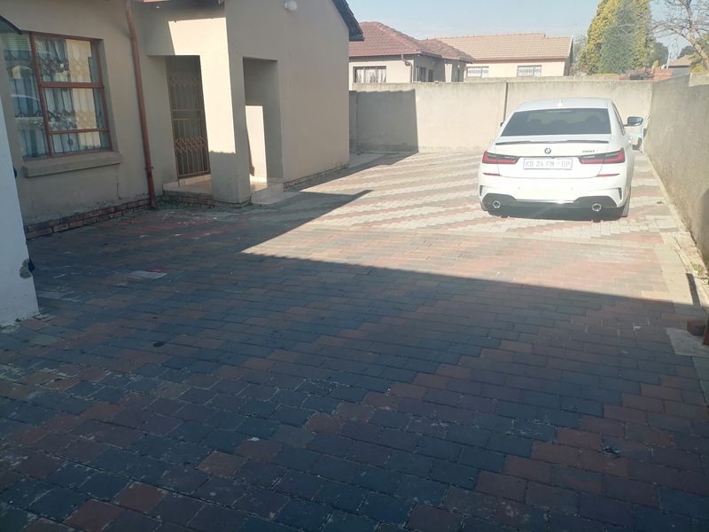 House For Sale in Birch Acres, Kempton Park - Photo 4