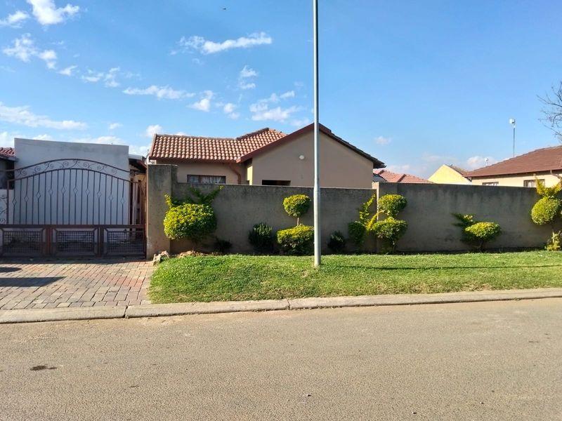 House For Sale in Birch Acres, Kempton Park - Photo 3