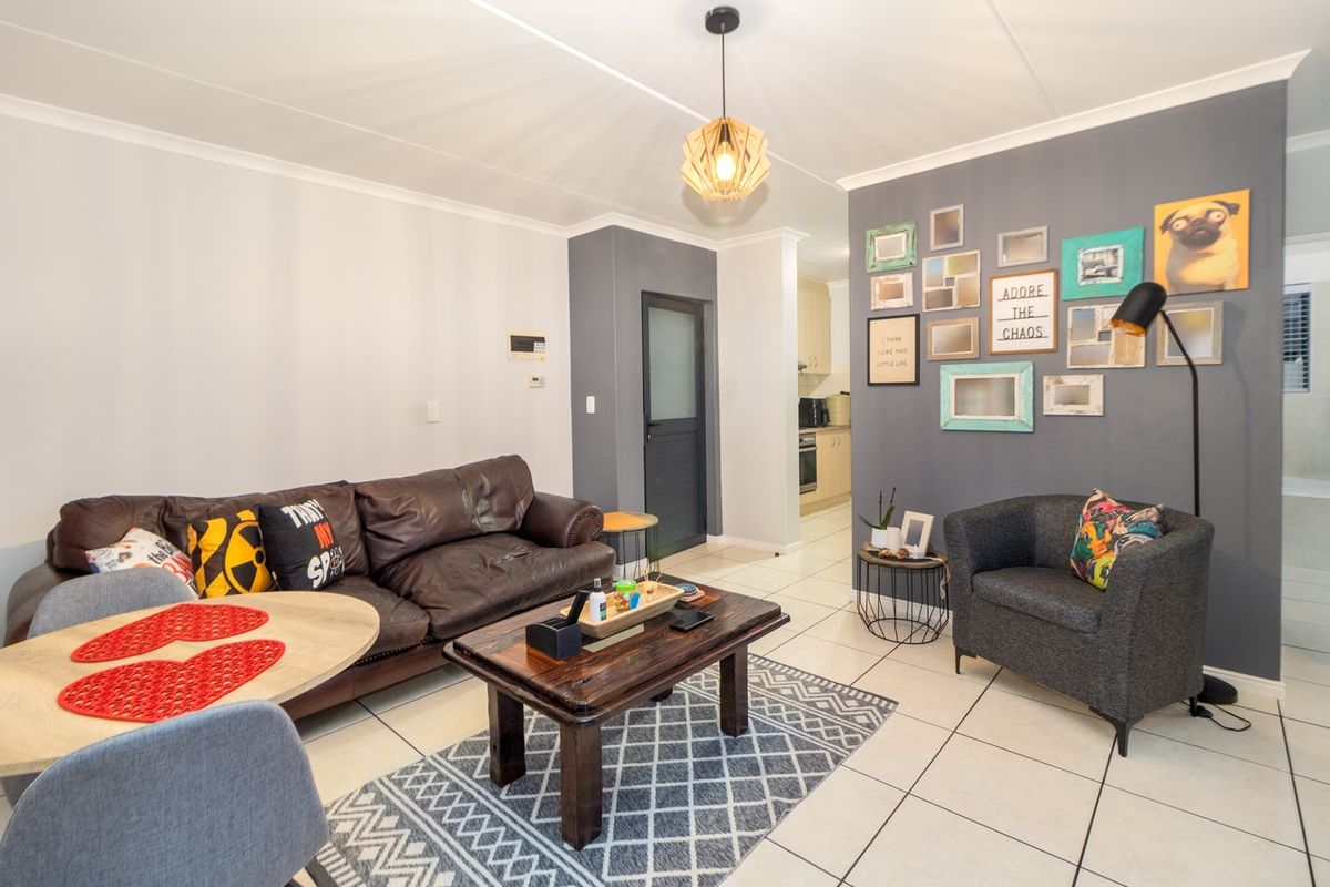 Safe, Secure, Pet-Friendly. The Perfect 2 Bedroom 1 Bathroom, Ground Floor Home Awaits - Photo 4
