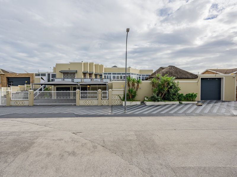 Spacious Family Home with Sea Views, Flatlet, Pool, Solar and Water Independence - Photo 1