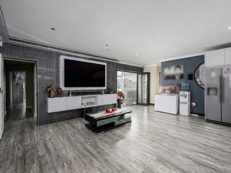 Spacious Family Home with Sea Views, Flatlet, Pool, Solar and Water Independence - Photo 3