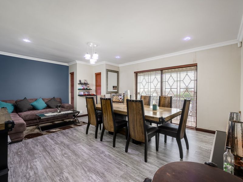 Spacious Family Home with Sea Views, Flatlet, Pool, Solar and Water Independence - Photo 4