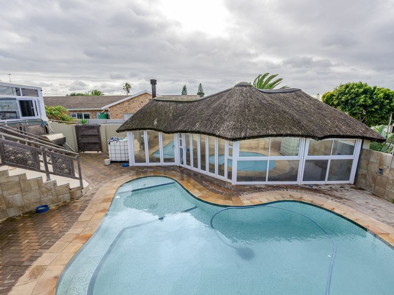 Spacious Family Home with Sea Views, Flatlet, Pool, Solar and Water Independence - Photo 5