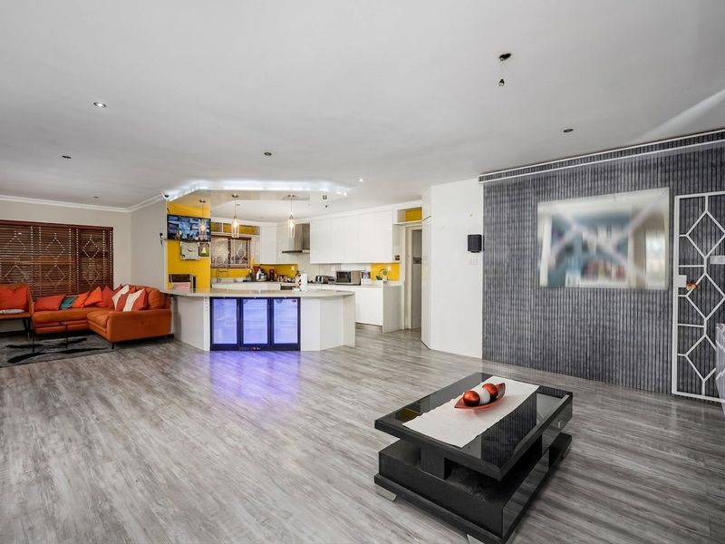 Spacious Family Home with Sea Views, Flatlet, Pool, Solar and Water Independence - Photo 10
