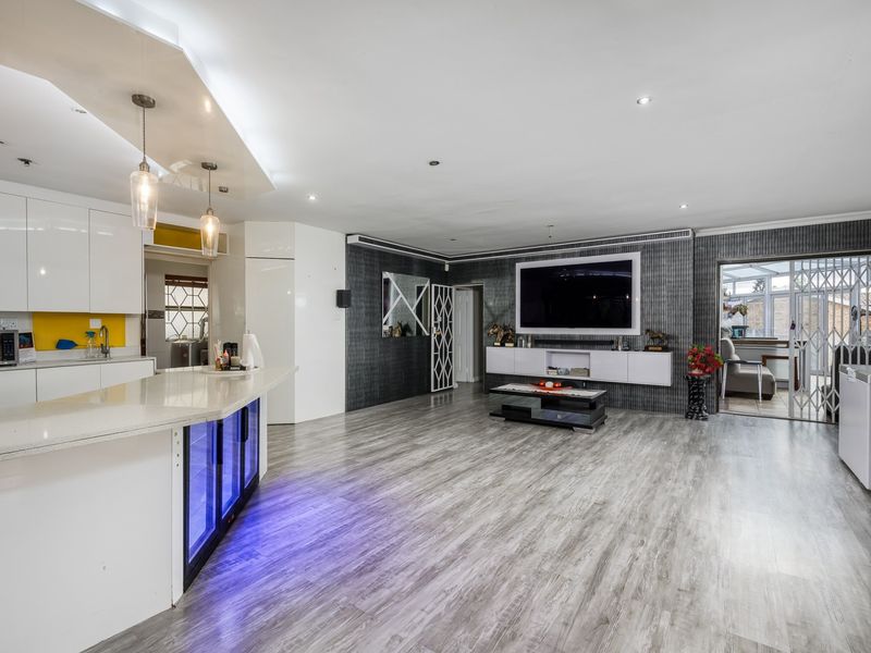 Spacious Family Home with Sea Views, Flatlet, Pool, Solar and Water Independence - Photo 9