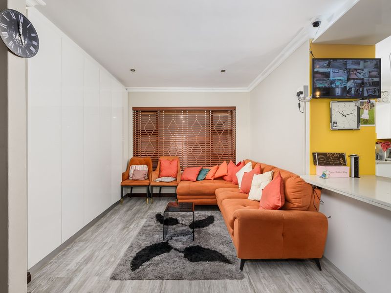 Spacious Family Home with Sea Views, Flatlet, Pool, Solar and Water Independence - Photo 8
