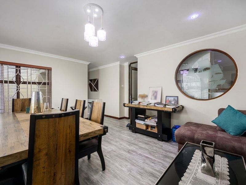 Spacious Family Home with Sea Views, Flatlet, Pool, Solar and Water Independence - Photo 7