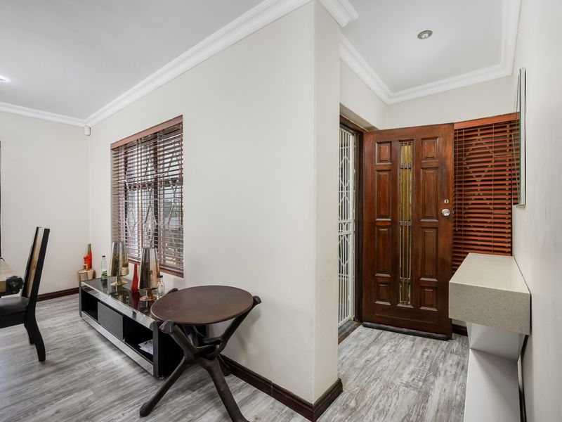 Spacious Family Home with Sea Views, Flatlet, Pool, Solar and Water Independence - Photo 6