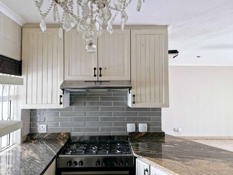 Stylish Living Redefined: A Luxurious Townhouse for Rental - Photo 1