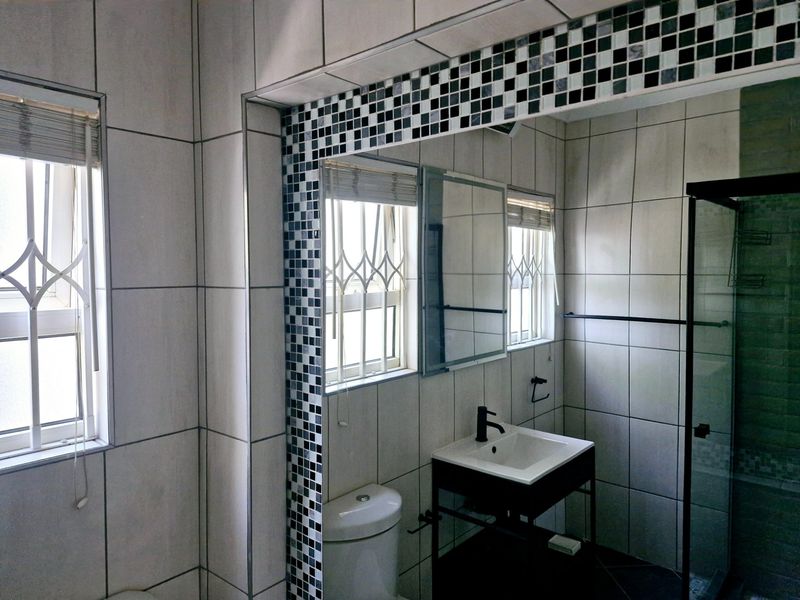 Stylish Living Redefined: A Luxurious Townhouse for Rental - Photo 3