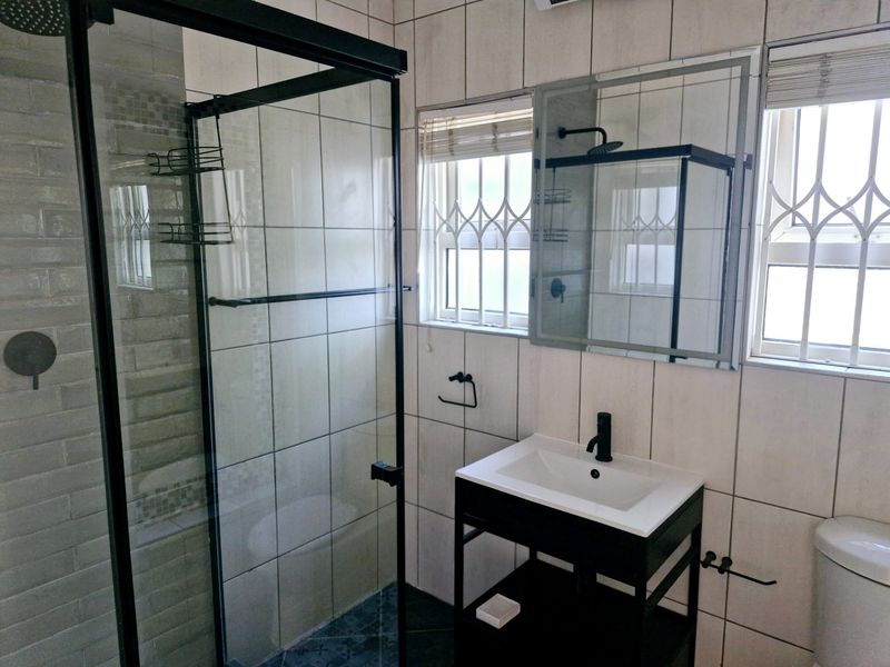 Stylish Living Redefined: A Luxurious Townhouse for Rental - Photo 4