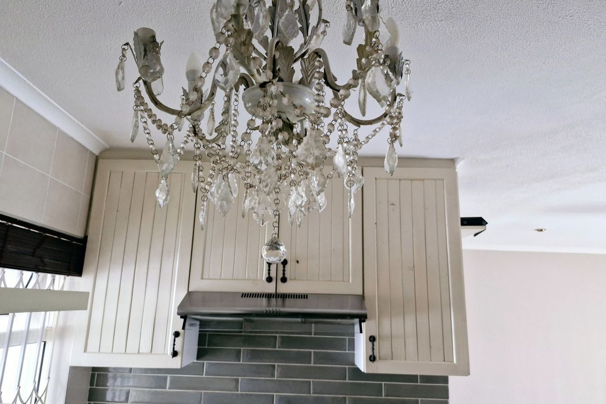 Stylish Living Redefined: A Luxurious Townhouse for Rental - Photo 2